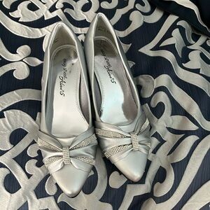 Size 9 W Silver Easy Street Pumps